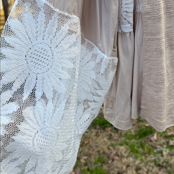 POL Beige and White Lace Sleeve Blouse - Picture 4 of 6